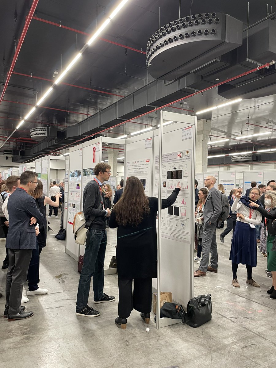 No time to pose: the wonderful <a href="/1formidablelady/">Jacqueline</a> presenting her travel award winning 👏🏻 poster on the role of hyaluronan in astrocyte-T cell interactions in MS at #ECTRIMS. Come meet her at P126!