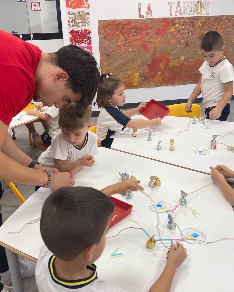 Arribat la festa de Tots Sants! Temps de fer rosaris! Les compartides són més dolces, els alumnes de 2n de Batxillerat han viscut aquest moment amb els alumnes d’Educació Infantil. Temps d’aprendre i viure moltes experiències amb els més grans i els més petits del nostre centre!