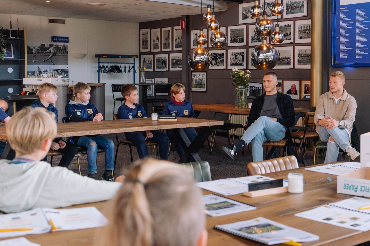 SCCambuurLwd's tweet photo. De deelnemers van Playing For Success (een project van @CambuurVerbindt) mochten vanmiddag Doke Schmidt en Roberts Uldrikis het hemd van het lijf vragen. Een erg leerzame middag! 💛💙 https://t.co/YQAChJohVb