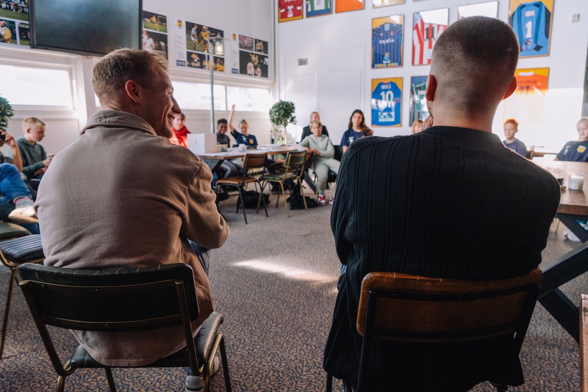 SCCambuurLwd's tweet photo. De deelnemers van Playing For Success (een project van @CambuurVerbindt) mochten vanmiddag Doke Schmidt en Roberts Uldrikis het hemd van het lijf vragen. Een erg leerzame middag! 💛💙 https://t.co/YQAChJohVb