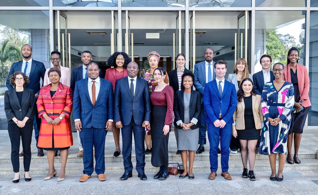 Today, PM Dr. Ngirente received a delegation of US Congressional staffers who are in Rwanda for a five-day visit under the Mutual Education and Cultural Exchange program. Discussions focused on governance and socio-economic transformation.