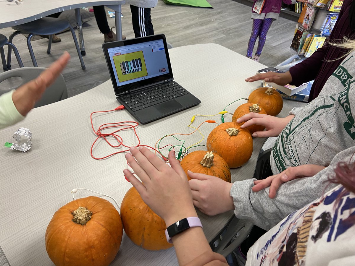 ckilleenddsb's tweet photo. STEM in action.  How cool is this?  So fun…I had to try the “pumpkin piano” for myself @MrsSandiHall #LakesideEngagement https://t.co/NtWgklZKgZ