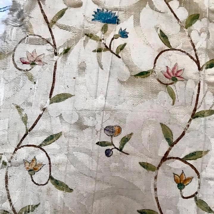 You know there has to be a story lurking in this surviving #fragment of #handpainted dress weight #silk, mid to later 18thc Maker & wearer #unknown Will be sharing with my #museumstudies students next semester — asking despite the #unknowns what can this #textile #reveal?