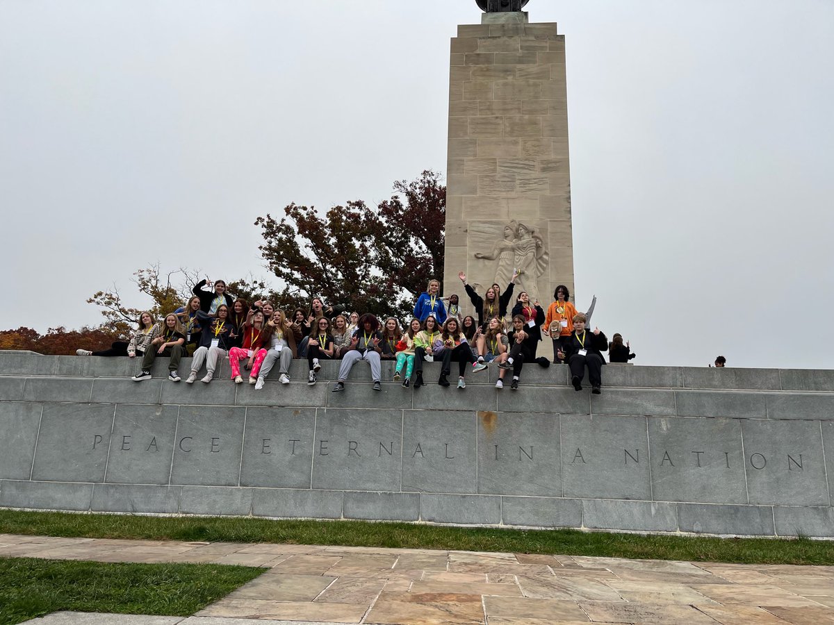 Springboro_SJHS's tweet image. Day one of the 8th grade trip to DC is in the books!!! Students toured Gettysburg and wrapped up their day with dinner at Pickett’s! #sjhs #8thgradedctrip #panthersindc