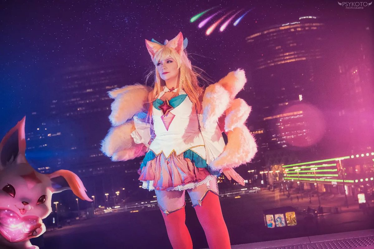 LoL_France's tweet photo. Merci à @Wellouve pour sa superbe version d’Ahri, le renard à neuf queues en gardienne des étoiles  💫

📸psykoto.fotografeu sur Instagram

🪡 marah_costumes et arlequin_workshop sur Instagram

💇 @bakkaCosplay

✂️ Mowky pour les queues du renard https://t.co/wDMX1WvZ60