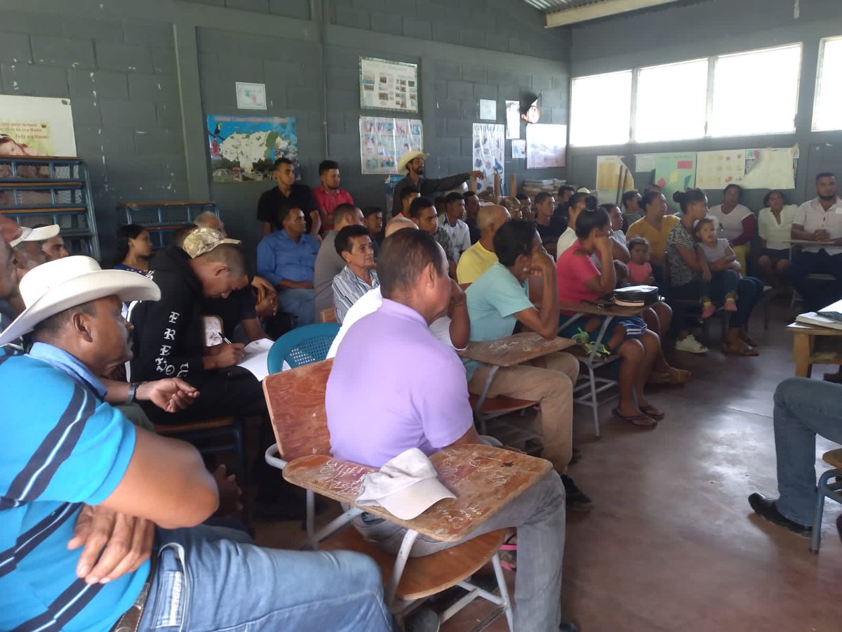 fotssieh's tweet photo. FOTSSIEH.Realizo el día  domingo una reunión con los trabajadores agricultores y agricultoras de la Laguna el Naranjo en el municipio de Yoro con el propósito de organizar un sindicato de trabajadores por cuenta propia. https://t.co/LOrY9GqD9V