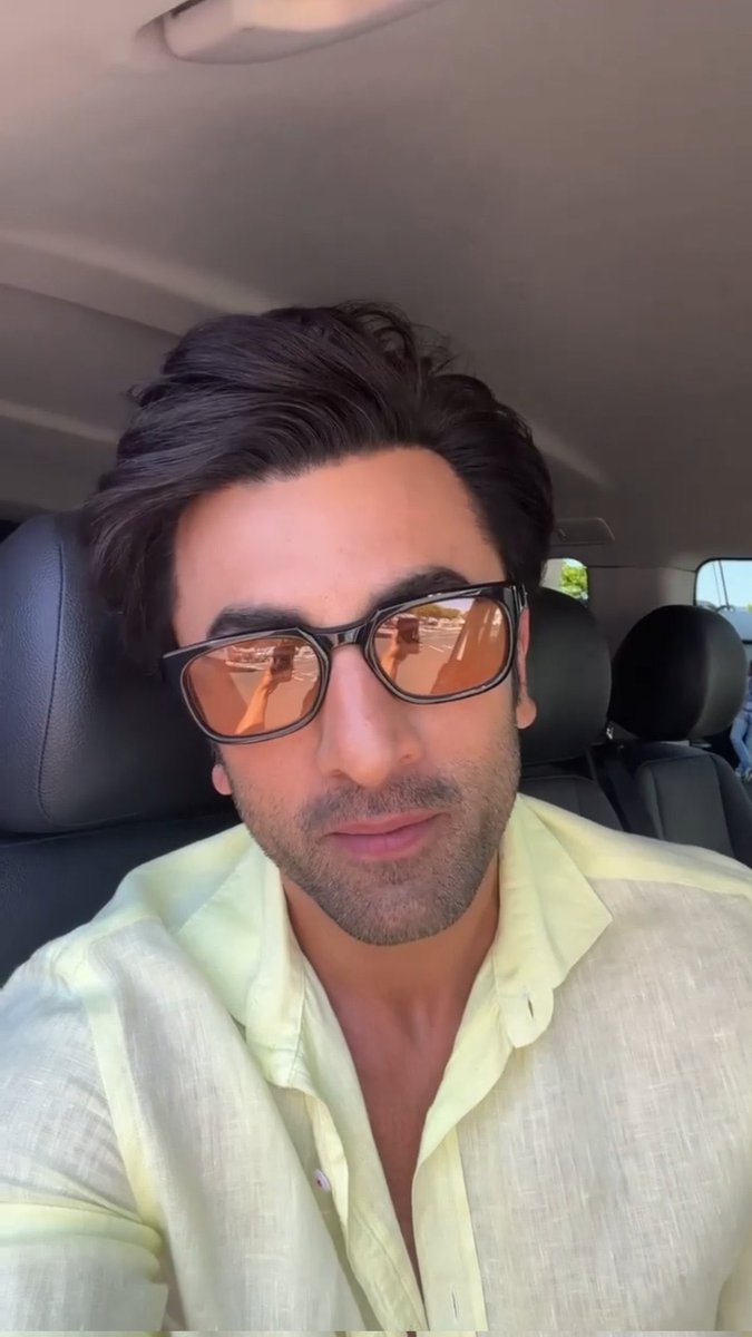 Sparkhi01's tweet photo. wtf is this transformation. Bro looks like he boutta rip someone from the middle. Vanga is gonna unleash the beast outta him. #RanbirKapoor https://t.co/2zw3vp7U62