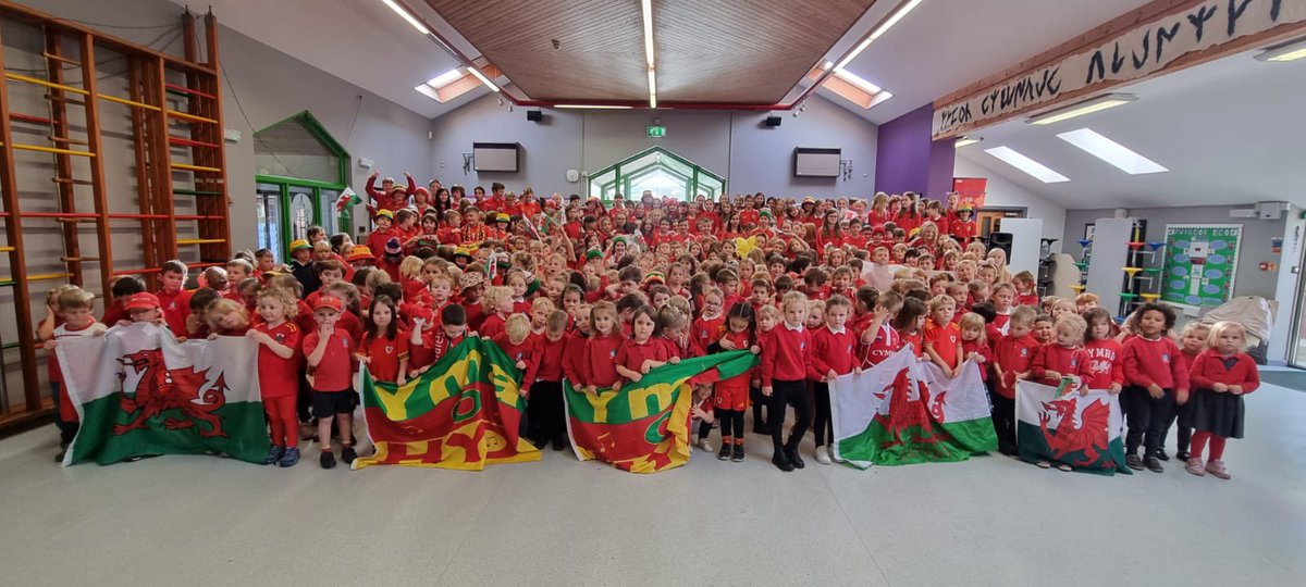 Er gwaetha’ pawb a phopeth
Ry’n ni Yma o Hyd!

Waw blant, ymdrech wych wrth ganu ar gyfer prosiect y sir i dymuno’n dda i dîm Cymru yng Nghwpan y Byd 🏴󠁧󠁢󠁷󠁬󠁳󠁿 

#TogetherStronger #GorauChwaraeCydChwarae