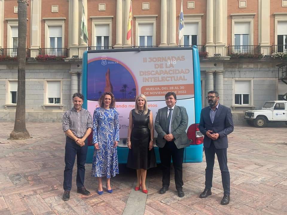 . LOS AUTOBUSES URBANOS DE HUELVA SE UNEN A LAS II JORNADAS DE LA DISCAPACIDAD DE LA #fundaciontau
Dos de los vehículos que realizan cada día el recorrido por la ciudad llevan la campaña de publicidad que visibiliza las jornadas, que tendrán lugar a finales de noviembre

Huelva,