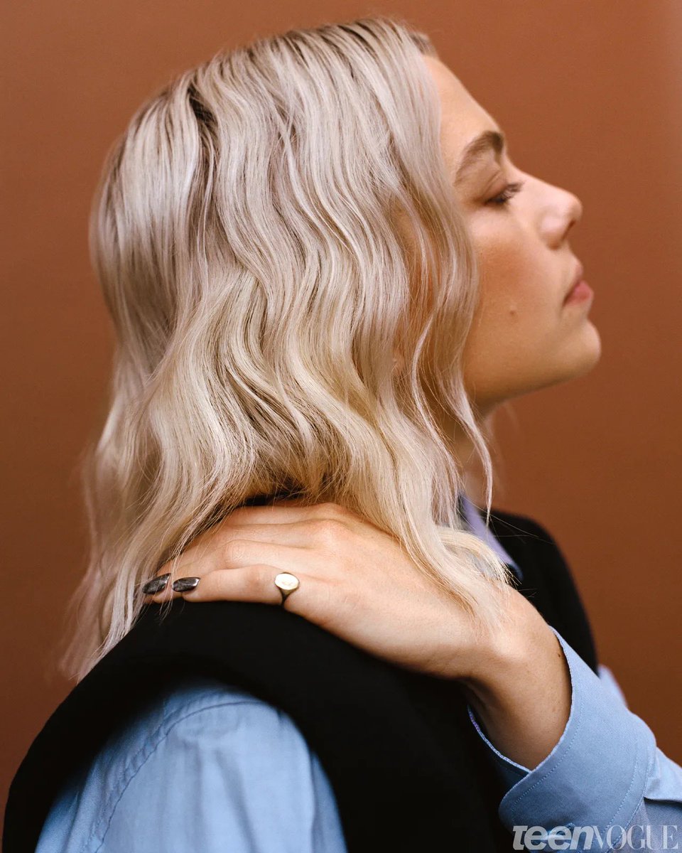 thisiskeitrying's tweet photo. everyday i thank the universe for letting me live at the same time at phoebe bridgers. https://t.co/WCrPHCUX2J