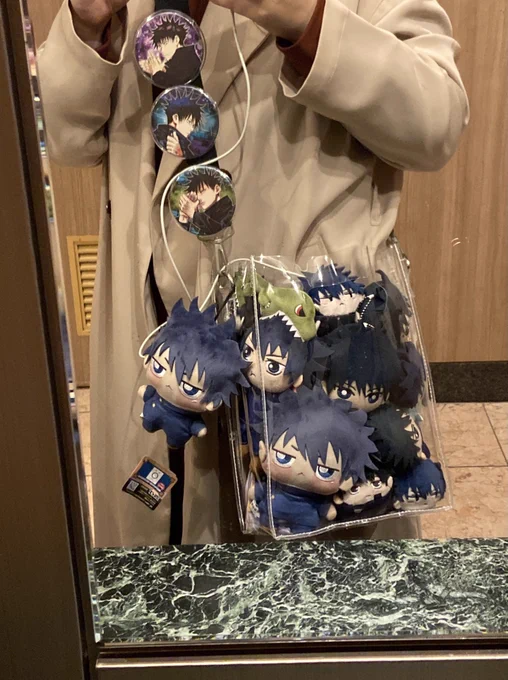 新しいワンピ着てたから撮ろうと思ったのに「やっぱり伏黒恵最高に可愛いな」とぬいぐるみ詰め合わせに意識持ってかれて痛バの写真しか撮ってなかったと言う…前よりぬい増えた 