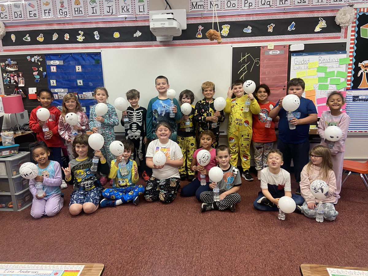 garietysclass's tweet photo. Today our class did a fun experiment with blowing up balloons using baking soda and vinegar! The kids loved watching the reaction of the two matters and seeing their balloons expand!#CradletoCareer 🎈🧪🧑‍🔬👩‍🔬 https://t.co/uHC80KKxSO