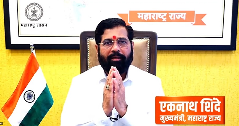 MahaDGIPR's tweet photo. पाडवा आणि ��ाऊबीजेनिमित्त मुख्यमंत्री @mieknathshinde यांनी राज्यातील जनतेशी #थेटसंवाद साधत #दीपोत्सवाच्या शुभेच्छा दिल्या. शेतकरी, कष्टकरी, कामगार, वंचित- शोषित अशा सगळ्यांच्या सर्वांगीण विकासाचा ध्यास असून तो पूर्ण करण्यासाठी आम्ही एकजुटीनं प्रयत्न करतोय - मुख्यमंत्री https://t.co/UVq2DnAq8Y