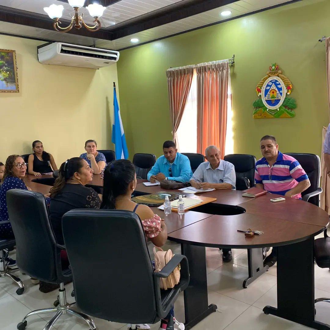 fotssieh's tweet photo. https://t.co/PTAUTEvIuF reunió con autoridades municipales ,el alcalde Medardo Pineda,Cristi Morales y Maylin Mejía de la OMM y dirigentes del Valle de Quimistan  en Azacualpa, Santa Bárbara para artícular y organizar a las comunidades para desarrollar un trabajo de proyección https://t.co/8rDEhVCSLE