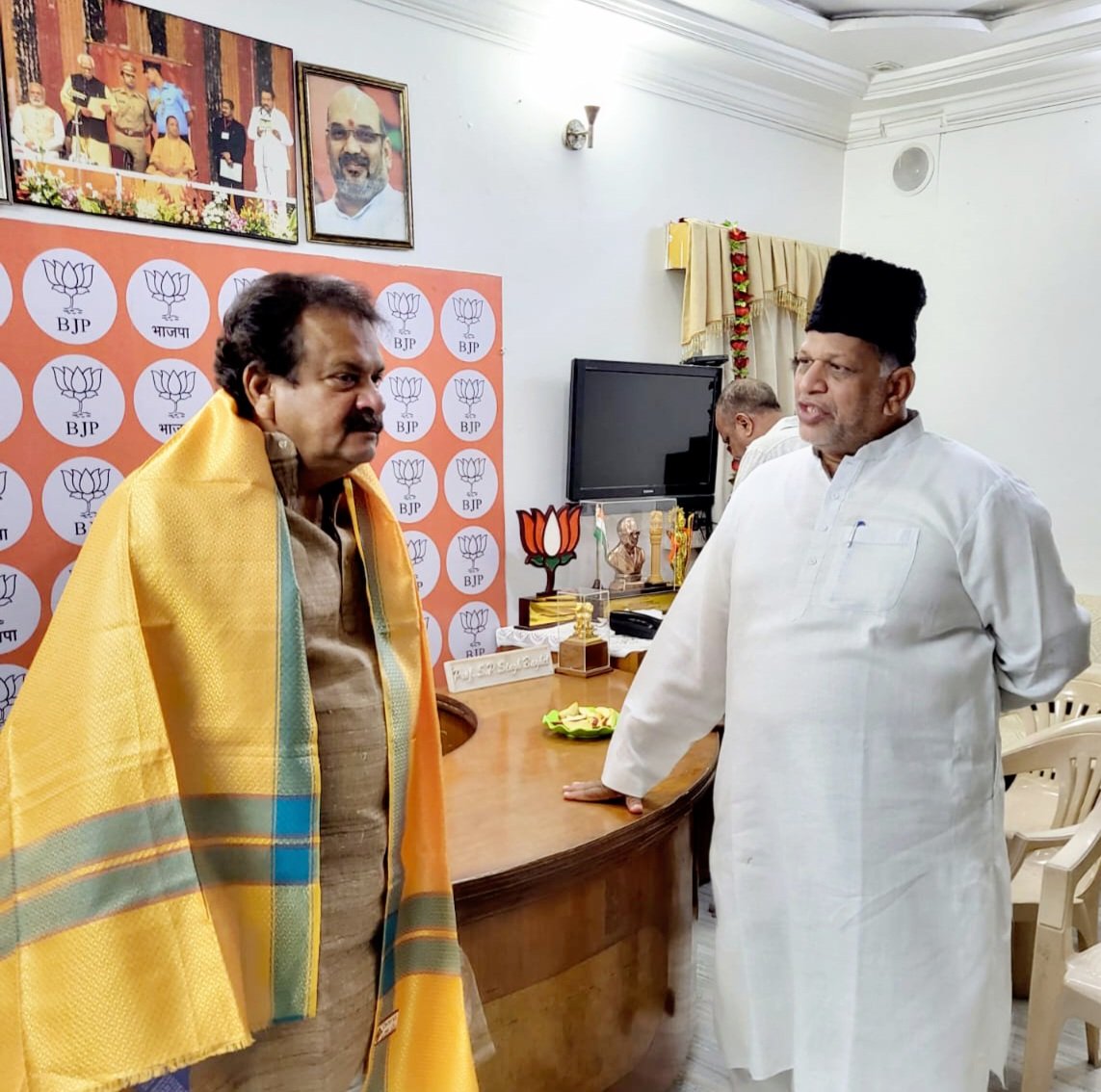 BaqriBjp's tweet photo. FIRASATH ALI #BAQRI MET WITH HON'BLE MoS. FOR LAW & JUSTICE PROF S P SINGH #BAGHEL
BJP Ex.State Spokesperson Telangana Mir Firasath Ali Baqri met & Felicitated to Hon'ble MoS. for Law & Justice GoI. Prof.SP Singh Baghel Ji on the auspicious occasion of #Deepaval & #bhaidooj2022 https://t.co/mHXbI5dZxk