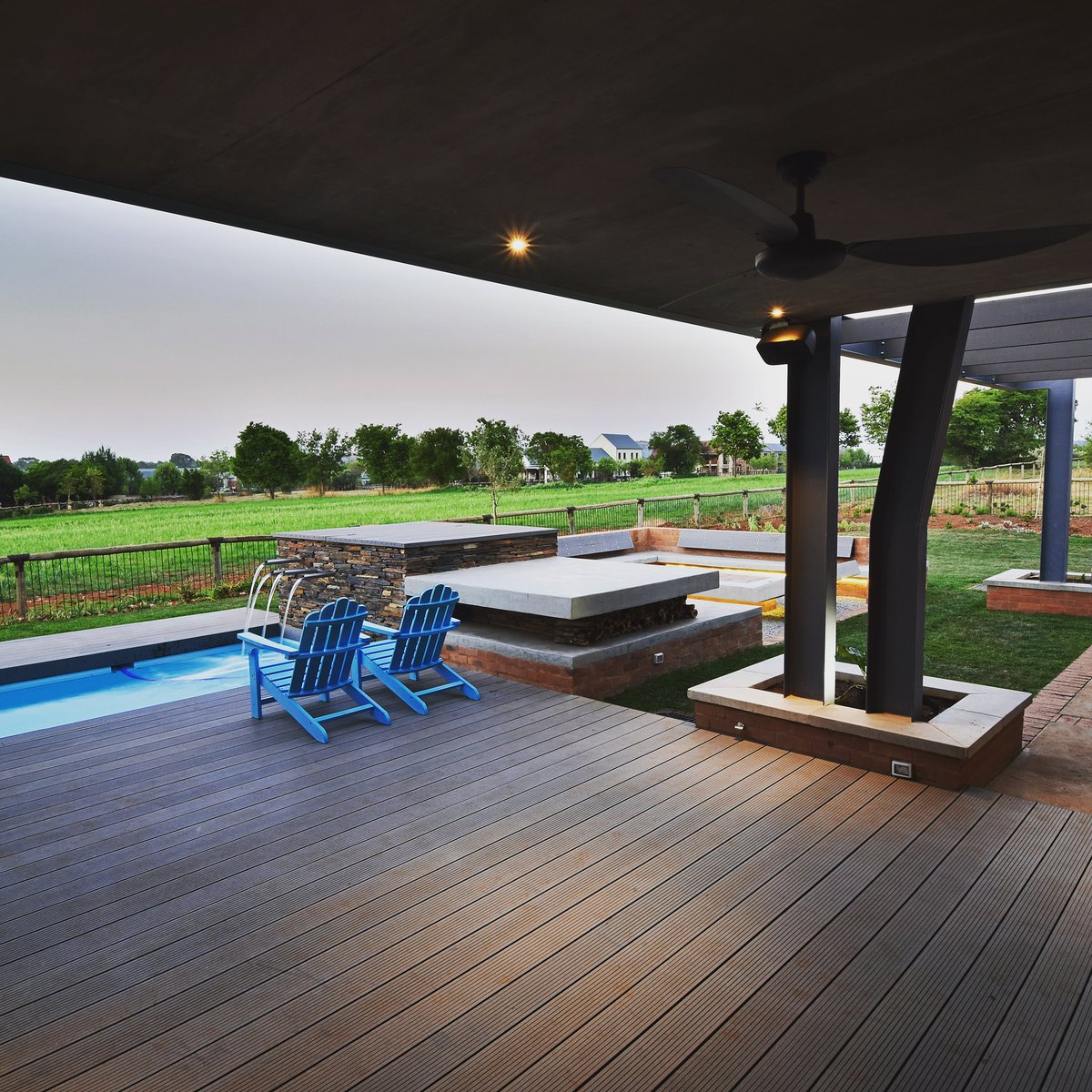 Houser_ZA's tweet photo. This sweet Mpumalanga home is true urban country 🖤 By @giitd_architects
.
#homedesign #findanarchitect #mpumalanga https://t.co/wg1k89K9Ko