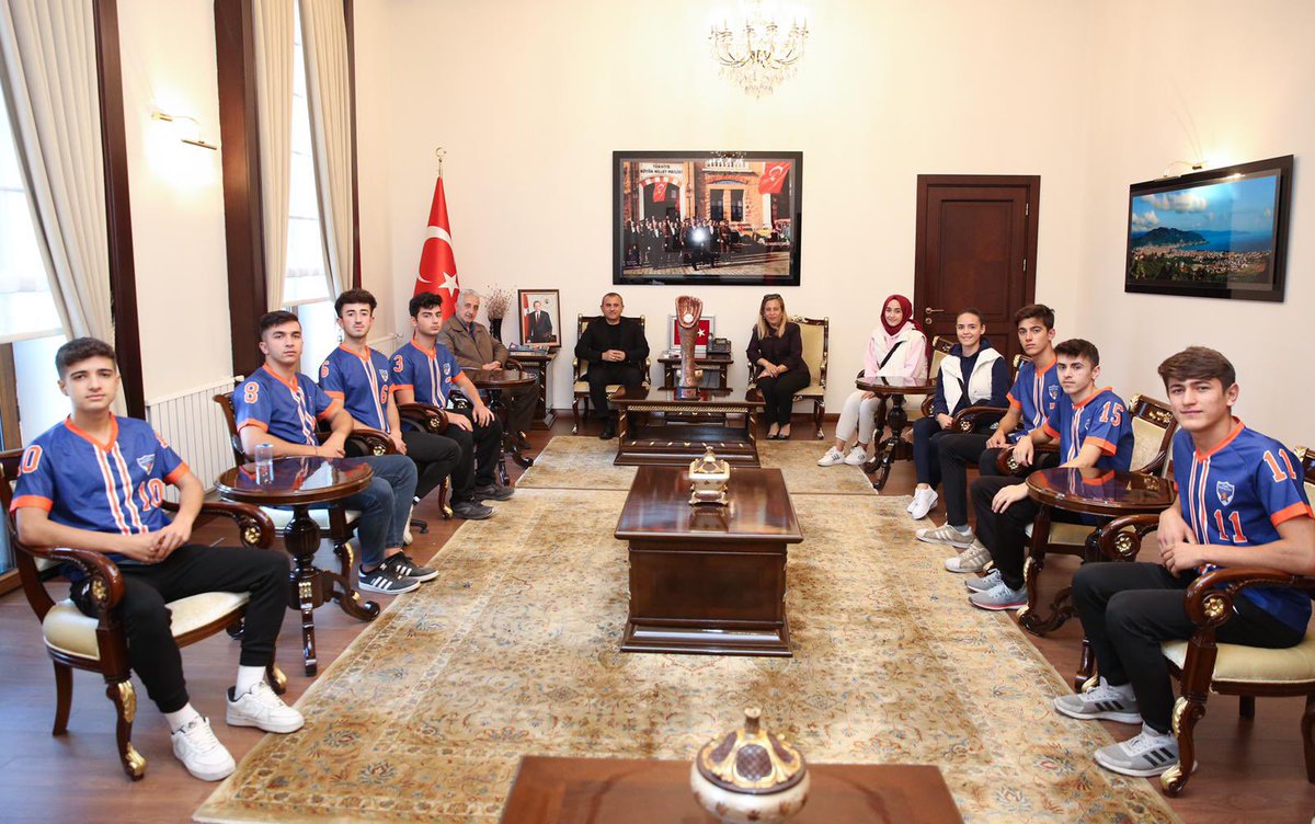 Valimiz @tuncaysonel, Türkiye Beyzbol Şampiyonasında 3’üncü olan Fatsa Spor Kulübü Beyzbol Takımı oyuncularını, Kulüp Başkanı Seniha Yardım ve kulüp yöneticilerini kabul ederek, başarılarından dolayı kutladı.