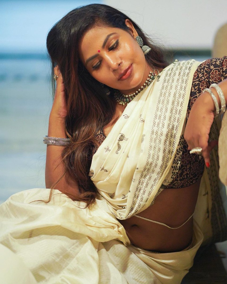 DreamerT96's tweet photo. #Suvitha
#thoupul n waist chain n #dusky 😍🥰 https://t.co/nNJSmSbbYt