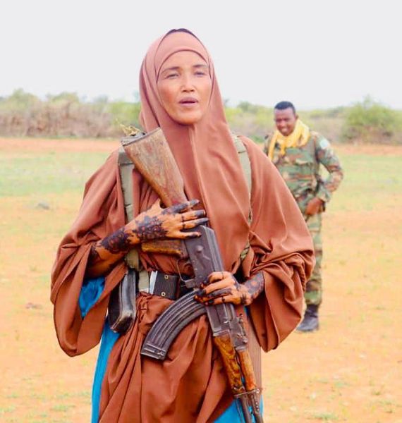 Genuinely love this photo from rural Bakool, #Somalia, depicting a woman adorned with henna joining a local militia to combat Shabaab. The popular mobilization against al Qaeda's largest branch is not just for men. goobjoog.com/shacabka-xudur…