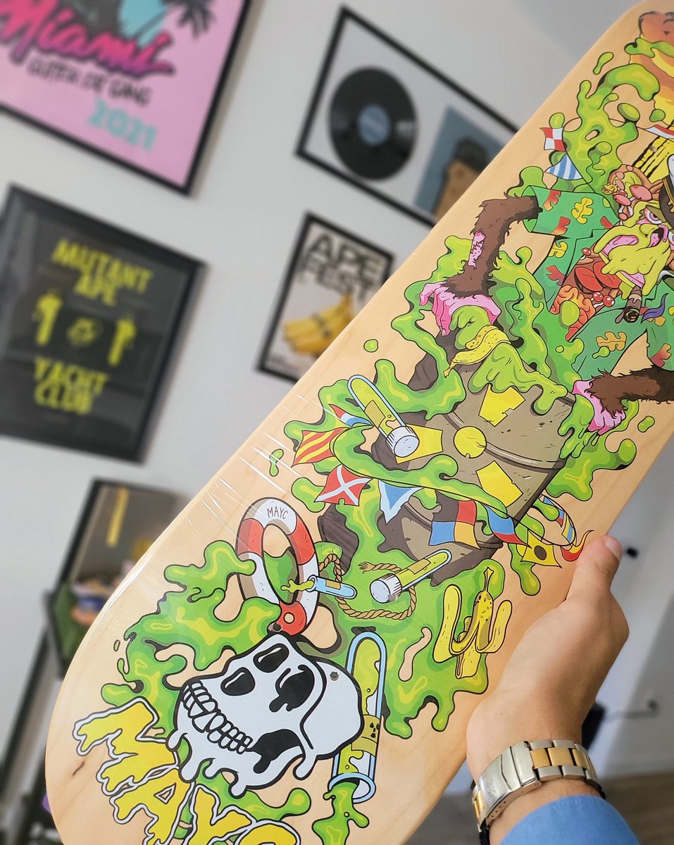 mikashi's tweet photo. massive shout out to the OG big @0xKiwi_ for hooking it up with the limited edition MAYC deck 🥝🥝🥝

that much closer to completing my @BoredApeYC grail collection 🙏🙏🙏

LFG 🐒 https://t.co/SE9WQ26u35