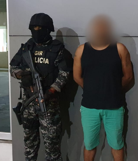 PoliciaEcuador's tweet photo. CAPTURADOS PRESUNTOS EXPENDEDORES

De sustancias sujetas a fiscalización para consumo interno, en #Manta y #Pichincha.

👉Nuetras acciones en territorio fortalecen la lucha contra delitos que afectan a la #SeguridadCiudadana.

#GIR 
#EjePreventivo 
#EjeInvestigativo https://t.co/Pt6lG3gWU5