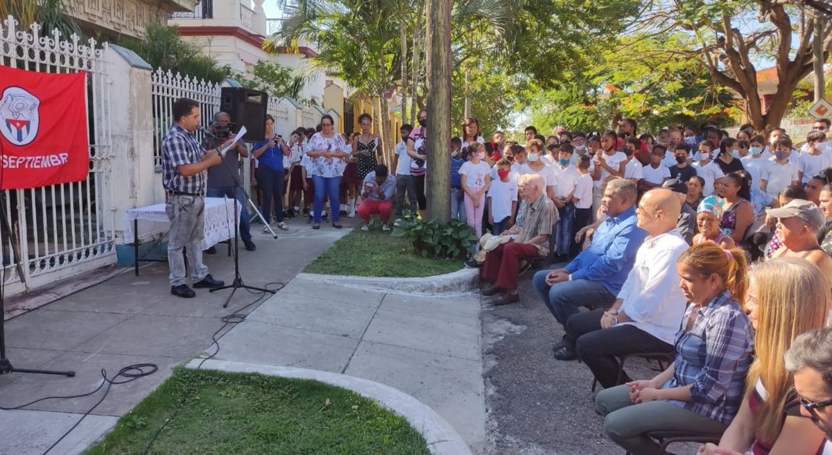 GHNordelo5's tweet photo. Con entusiasmo reciben el Premio del Barrio de los #CDRCuba los trabajadores del Tribunal  Municipal Popular de 10 de Octubre. #Cuba #CDRCuba #SomosDelBarrio #SoyCederista https://t.co/RKAPLSRSZH