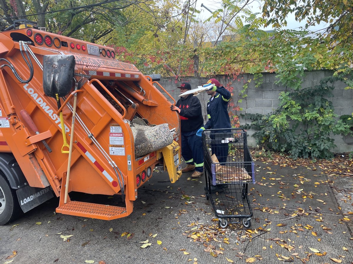 truthshallnlwh's tweet photo. This morning #FreshForFall Cleanup started in Greenleaf/Buzzard Point neighborhood and went all the way up to South Capitol Street. Thank you to our partnering agencies for continuing to make a #TrashFreeDC. #DCValues https://t.co/gNmLExpSU0
