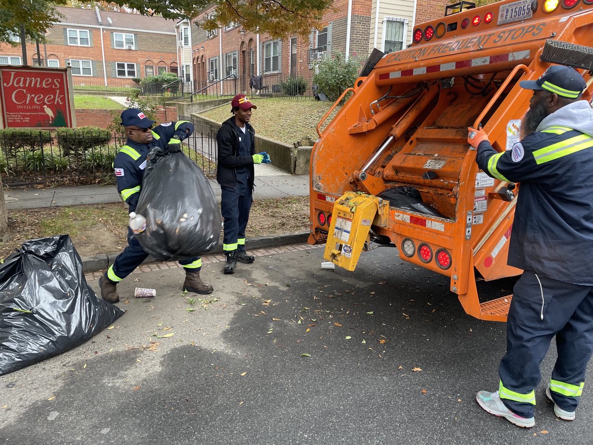 truthshallnlwh's tweet photo. This morning #FreshForFall Cleanup started in Greenleaf/Buzzard Point neighborhood and went all the way up to South Capitol Street. Thank you to our partnering agencies for continuing to make a #TrashFreeDC. #DCValues https://t.co/gNmLExpSU0