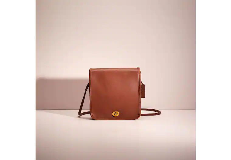 YouAreMyBezoar's tweet photo. Me encanta la nueva iniciativa de @Coach #CoachReLoved donde además de oferecer productos nuevos, tienen carteras vintage, restauradas y otros productos hechos 95% a base de materiales recuperados como ese osito coleccionable divino https://t.co/MSnIfIEL4S