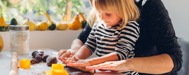 DeirdraRedmond's tweet photo. Need a Halloween-themed dish in a hurry? Whether you’re attending a ghoulish gathering or hosting a big event like a Halloween block party, check out these tips from @CapitalOne to make kitchen prep work less spooky. https://t.co/OjPSdoOB7z https://t.co/UKjL7rbaUx