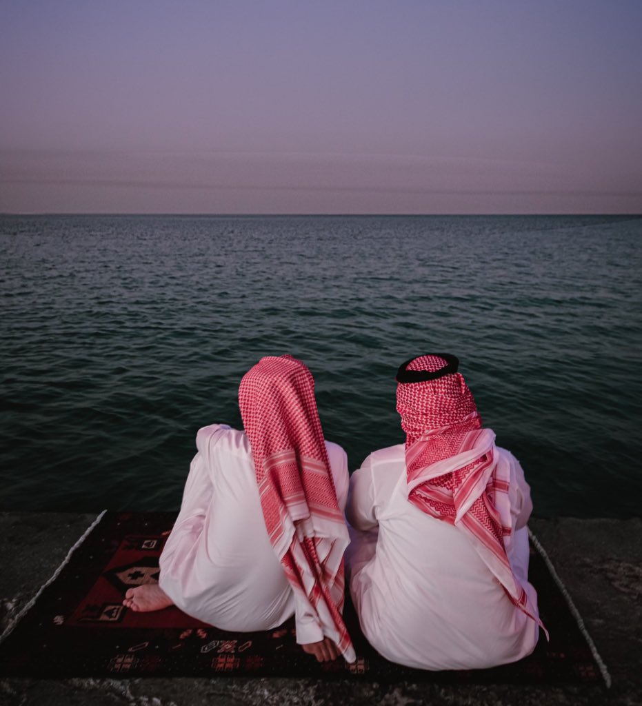 _photopoem1's tweet photo. "صديقٌ تذهبُ إليه حاملًا الأَسى
تعودُ منهُ وصدرُك وسعَ المَدى" https://t.co/7tlVgUg1YC