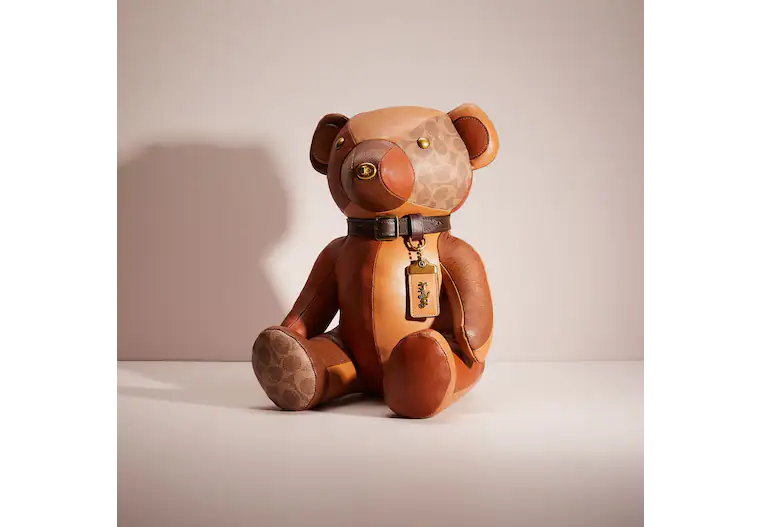 YouAreMyBezoar's tweet photo. Me encanta la nueva iniciativa de @Coach #CoachReLoved donde además de oferecer productos nuevos, tienen carteras vintage, restauradas y otros productos hechos 95% a base de materiales recuperados como ese osito coleccionable divino https://t.co/MSnIfIEL4S