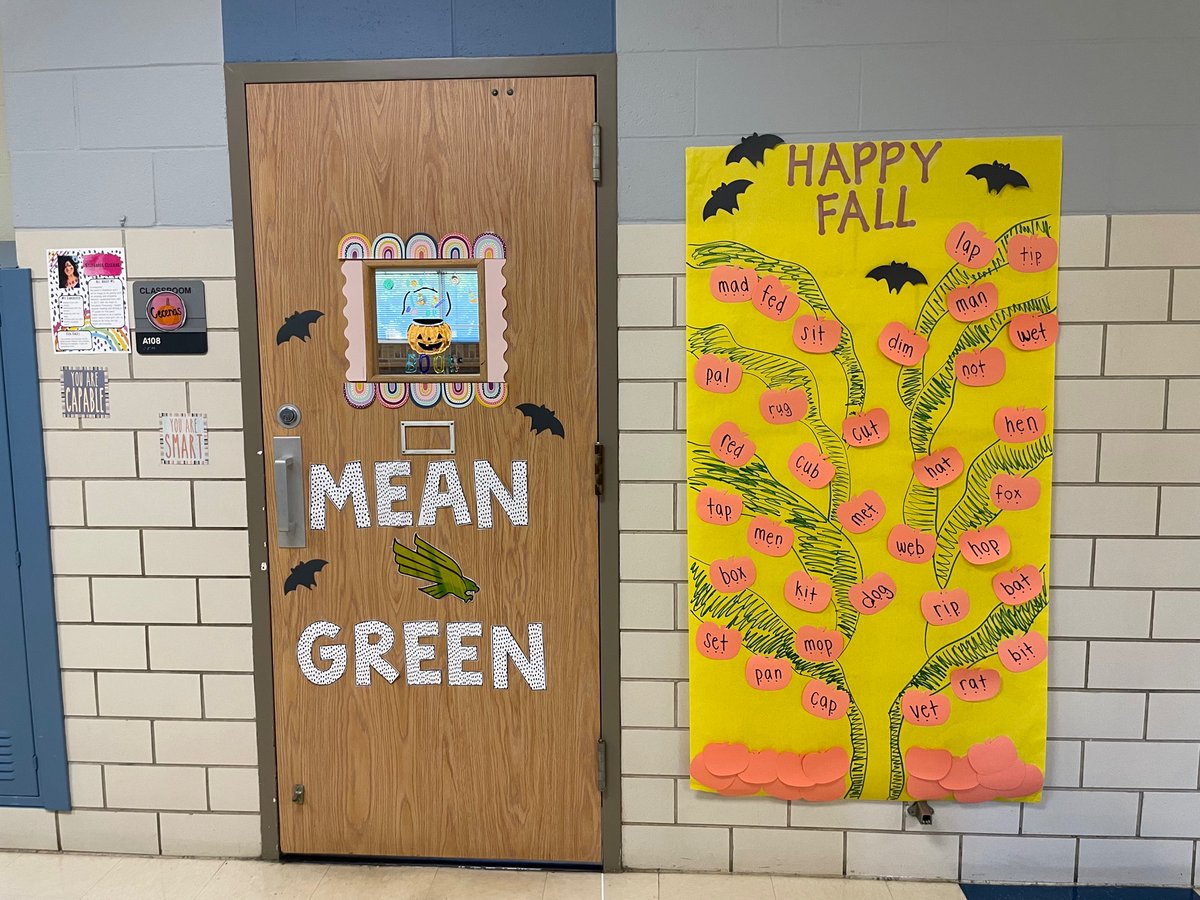 StephanieCecen3's tweet photo. Fall bulletin board 🍂🎃🧡#risdlitandint #risdbelieves #risd_soar #StultsGAMEON #TheStultsWay https://t.co/EKHNPVnzPO