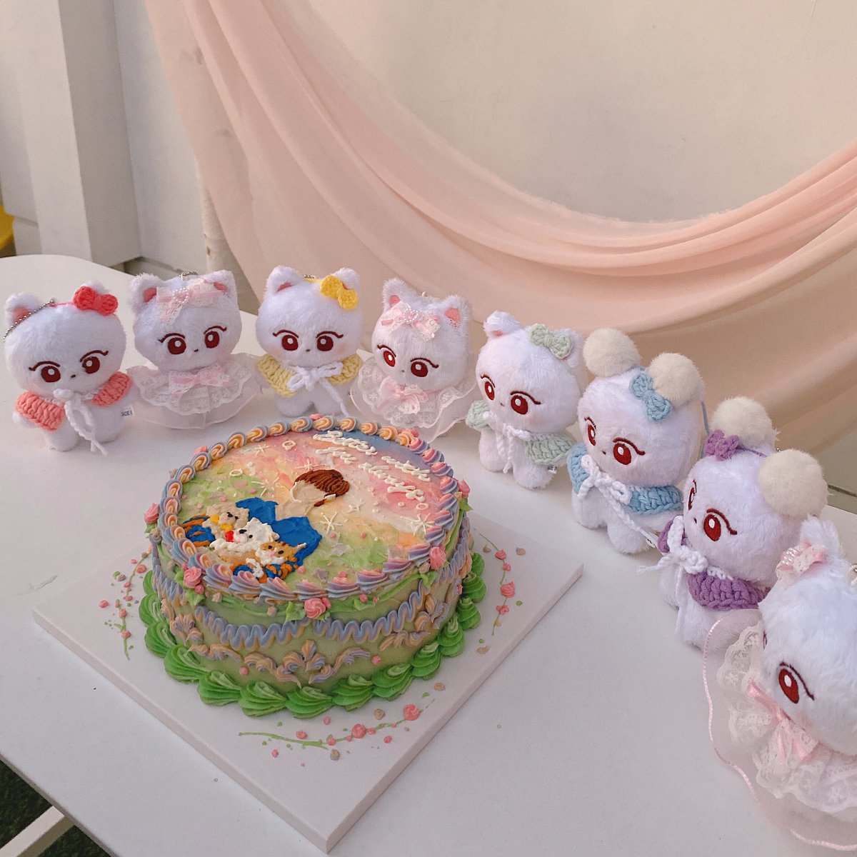 kittylovenote's tweet photo. 우떡이의 생일을 축하하기 위해 나타난 냐냥즈 

#우석이의_스물일곱번째_생일
#HAPPY27thWooseokDay https://t.co/2btfFzKQ0k