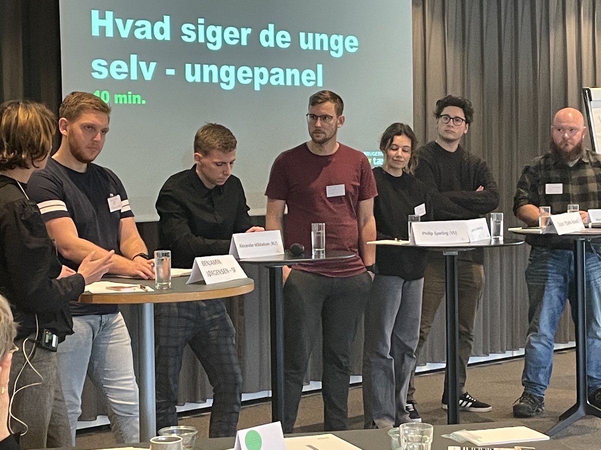 GitteKW's tweet photo. Hvordan tiltrækker og fastholder vi DE UNGE i den kollektive transport? Det tager vi pulsen på i eftermiddag i Region Nordjylland, til @Passagerpulsens fjerde passagerkonference i år. Vi spørger selvfølgelig også de unge selv og glæder os til at høre dagens anbefalinger #dktrp https://t.co/KZUYFumKrE