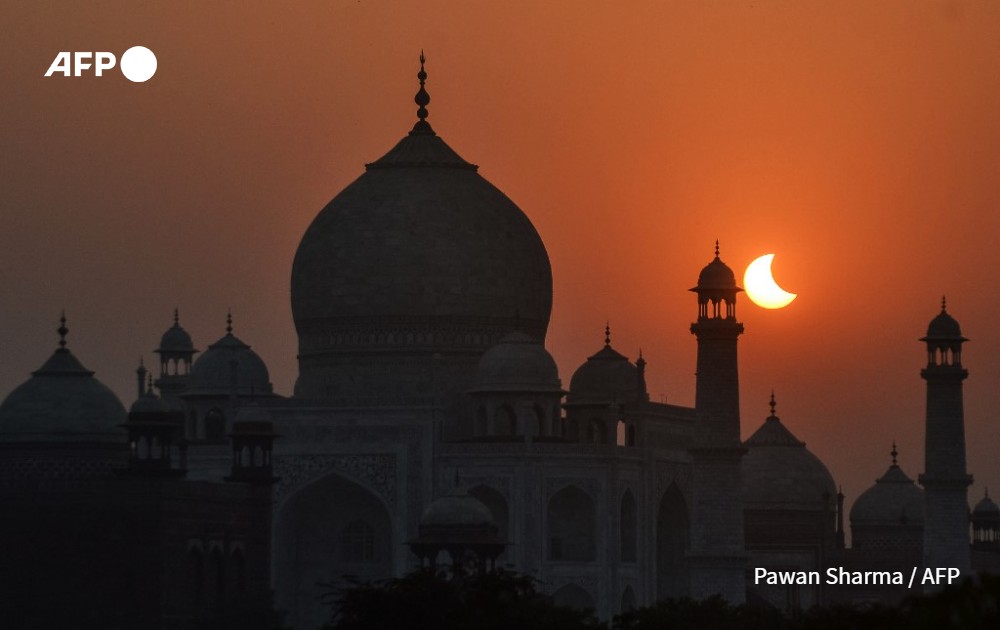 AFPcom's tweet photo. 🇮🇳 #India - The #TajMahal and other parts of the country illuminated by a partial #SolarEclipse on October 25, 2022.
📸 #AFP pictures by @noahseelam, @gagannayar, Pawan Sharma and Vinay Gupta.
#SolarEclipse2022 #solareclipseindia https://t.co/3pc9yrAemt