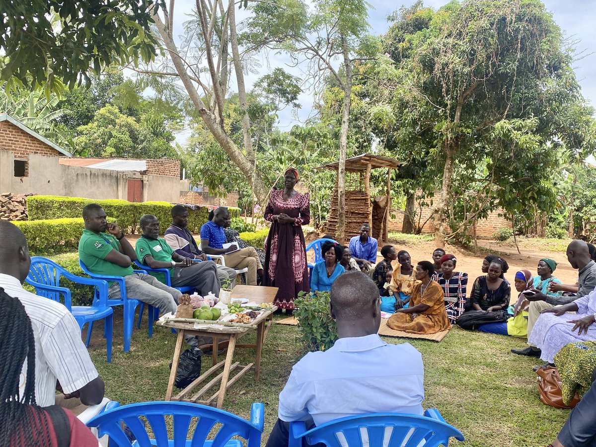 ESAFFUG's tweet photo. We held community meetings with the small scale farmers in Kamuli, Iganga and Mbale where we discussed preservation and utilization of indigenous seeds.
#ESAFF20
#AgroecologyNow
#SeedWeek2022
#SeedCaravan22 https://t.co/s6MDQbZKT0