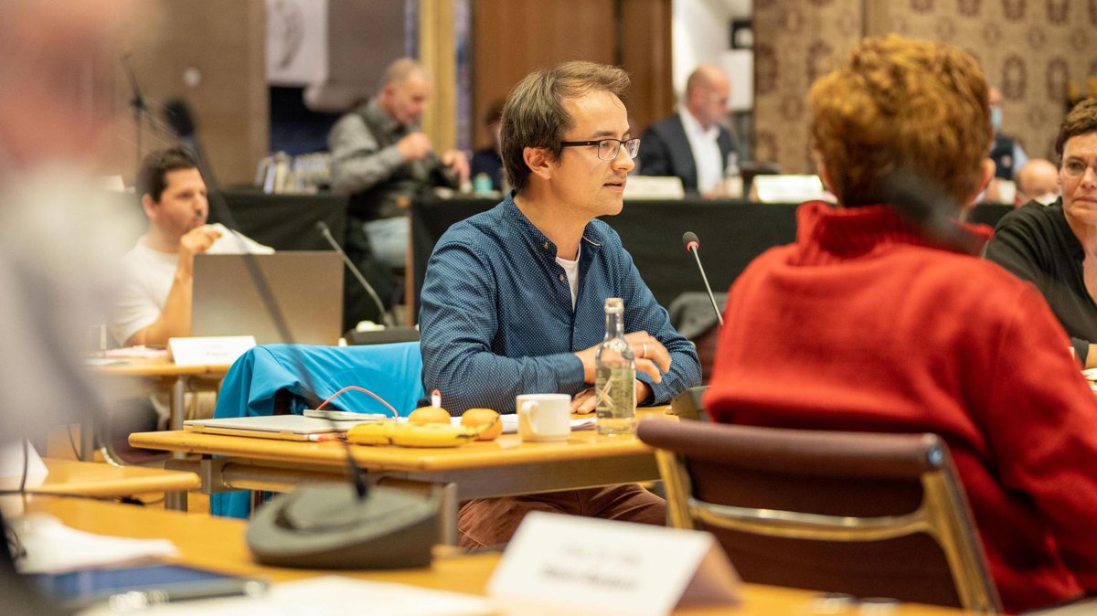 GAL_Muenster's tweet photo. Unser Ratsherr @RobinKorte_MS betont, dass Münsters Vorreiterrolle bei der Tiefen-Geothermie eine große Chance ist. Gut, dass Ministerin  @MonaNeubaur #Muenster zur Pilotregion erklärt hat. Er verweist auf unseren Antrag zum Ausbau der Fernwärme. https://t.co/MRCWxdQ3rB #RatMS https://t.co/t3kSbvg6Nd