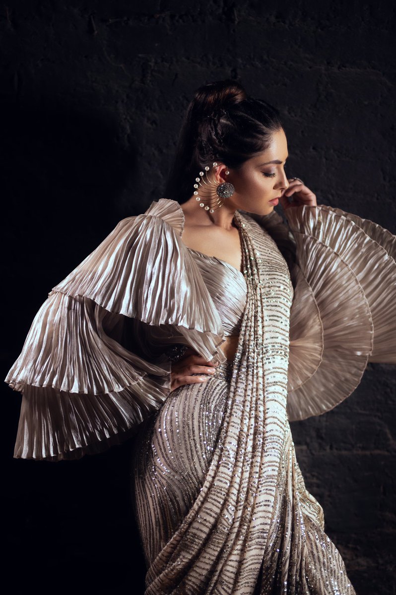 meSonalee's tweet photo. Festive season has only just begun…
as we gear up to celebrate true dancing at the #grandfinale of #dancemaharashtradance 💃🏻
पाहा डान्स महाराष्ट्र डान्स चा महाअंतिम सोहळा आज रात्री ९.३० वाजता फक्त @zeemarathi वर
#sonaleekulkarni #dancereality #judge #dancer #HappyDiwali https://t.co/4OjwVzxxA3