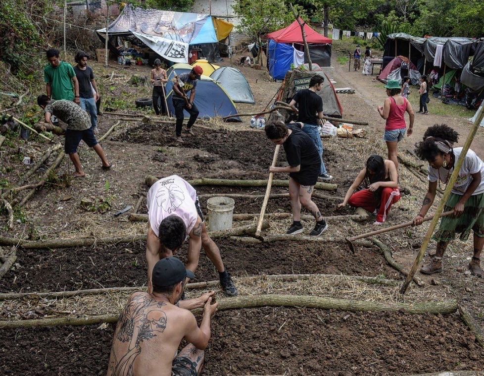 fag_cab's tweet photo. Retomada Multiétnica Gãh Ré- Kaingang Xokleng no Morro Santana. POA-RS

A retomada é uma ação direta da luta pelo direito à vida digna. É ato político que ensina muito sobre possibilidades de novos mundo hoje e de enfrentamento a inimigos históricos

Reportagem: 
@DerivaJornal https://t.co/j7bL09JchY