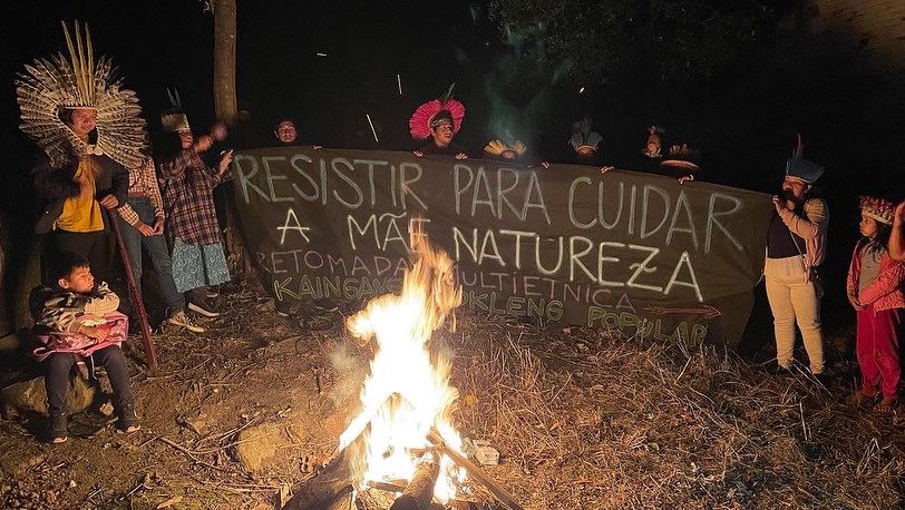 fag_cab's tweet photo. Retomada Multiétnica Gãh Ré- Kaingang Xokleng no Morro Santana. POA-RS

A retomada é uma ação direta da luta pelo direito à vida digna. É ato político que ensina muito sobre possibilidades de novos mundo hoje e de enfrentamento a inimigos históricos

Reportagem: 
@DerivaJornal https://t.co/j7bL09JchY