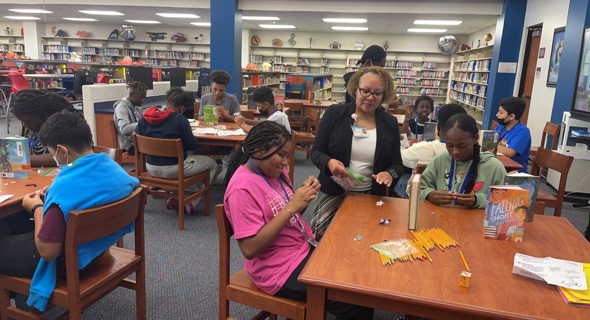 SimmsSherice's tweet photo. READ180 incentive at @HopperMS @CyFairLibraries @CyFairISD with @MrsWWT ! @CyFairEdTech @CyFairREAD180 https://t.co/V5h8tQJ05x