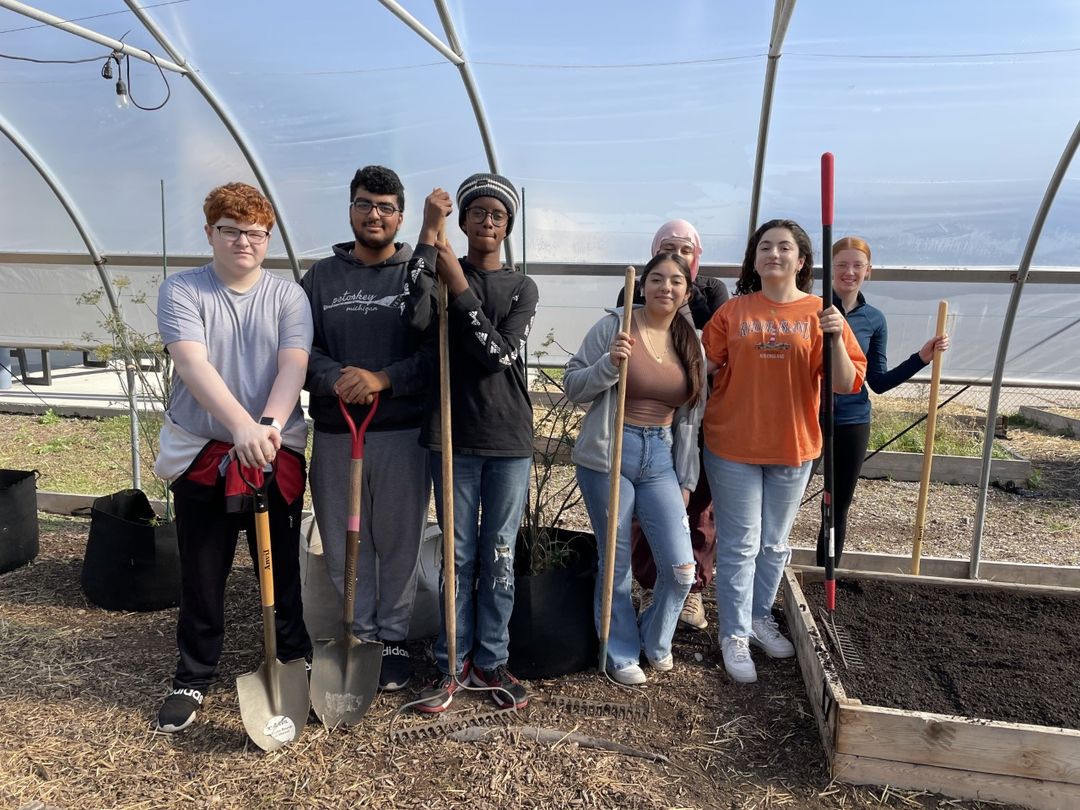 WashtenawTMC's tweet photo. Fall is a great time to be doing some hands-on learning! 

#Biology classes moved 3 cubic yards of compost at the #WTMC #StudentFarm to get the beds ready for cooler temperatures.

The #FoodAndFarmClub made quick #pickles using ingredients grown here on @washtenawcc's campus! https://t.co/CmhWPUrPGd