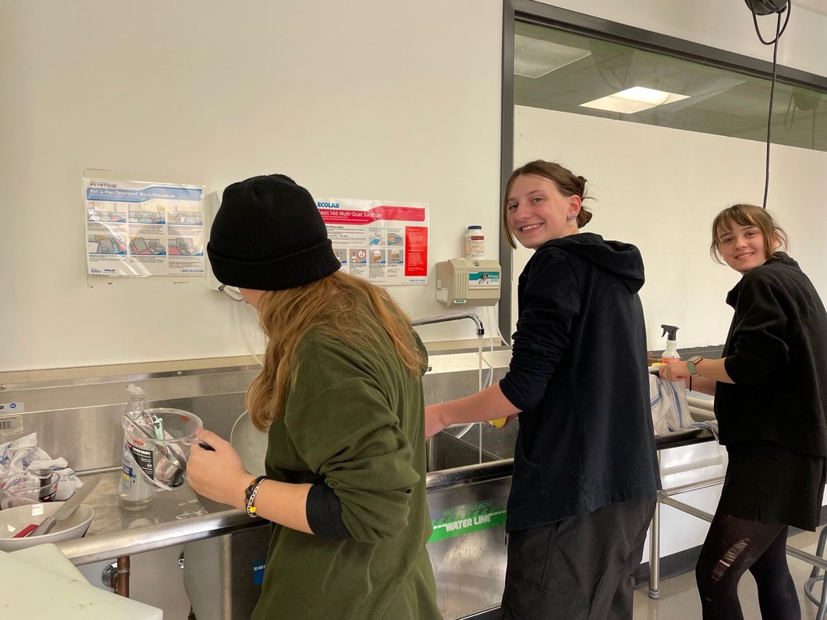 WashtenawTMC's tweet photo. Fall is a great time to be doing some hands-on learning! 

#Biology classes moved 3 cubic yards of compost at the #WTMC #StudentFarm to get the beds ready for cooler temperatures.

The #FoodAndFarmClub made quick #pickles using ingredients grown here on @washtenawcc's campus! https://t.co/CmhWPUrPGd