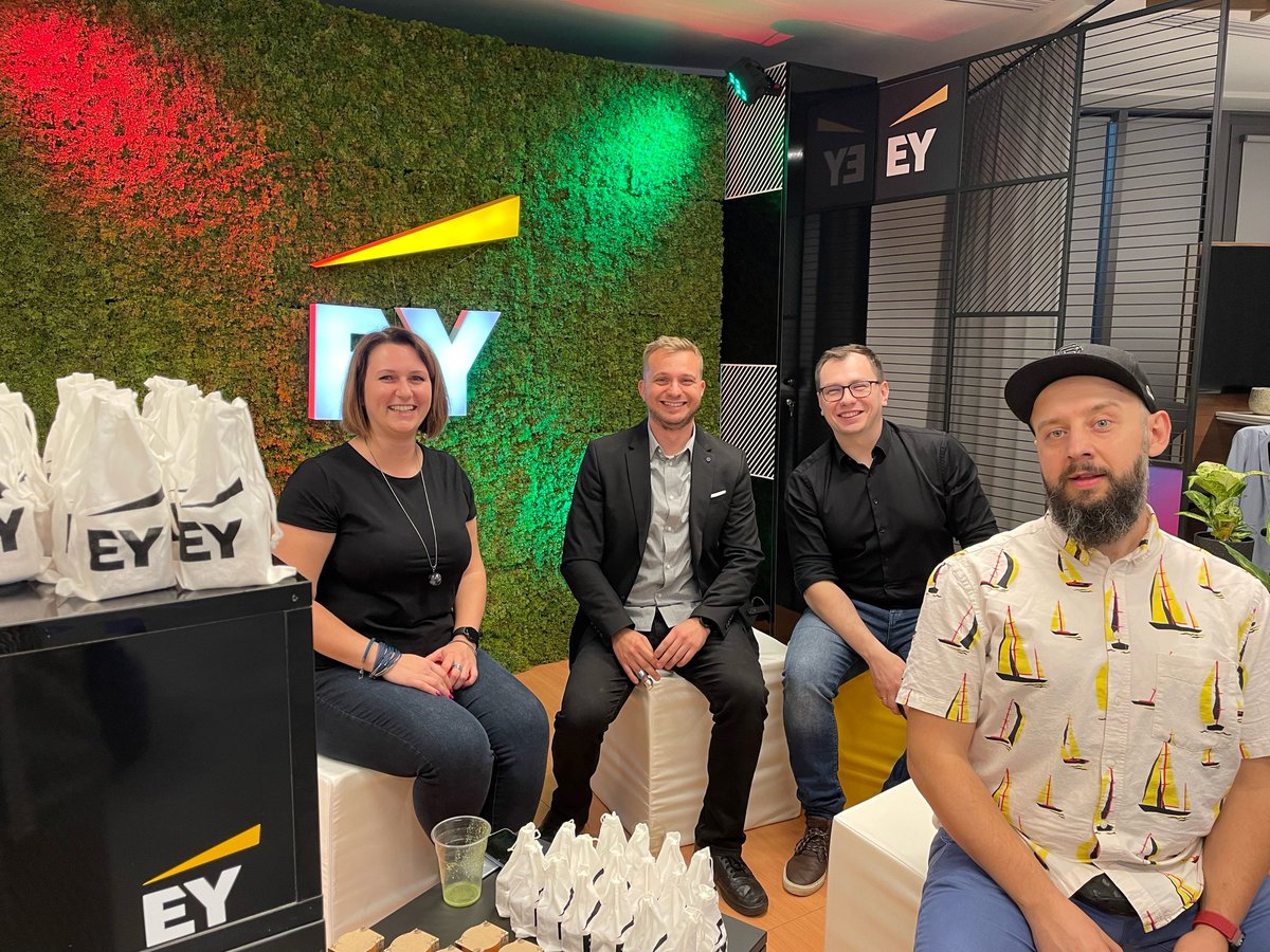 Festiwalcyfrowy's tweet photo. Wciąż wspominamy sobotnią Noc Innowacji🌙@EY_Poland – partner główny inicjatywy zorganizował warsztaty dla studentów podczas których mogli dowiedzieć się, jak za pomocą social mediów wzmocnić markę osobistą i posłuchać o innowacjach tworzonych w w firmie #EYGDSPoland💡Zobaczcie👋 https://t.co/DT6nmZL5bK
