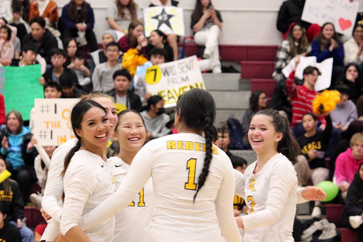 RebelsAthletics's tweet photo. Senior Girls #Volleyball Senior Night ❤️
Tremendous evening of Volleyball as friends & families came out to celebrate the last home game for our Seniors!
Program pride was on full display 👏👏
#Andiamo
#ForzaRebels
#VamosRebels
#GoRebels 🖤💛🏐 https://t.co/UmDgqhLITC