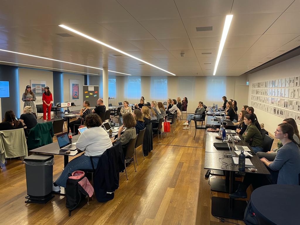 Jetzt geht's los: in diesen Minuten startet der 8. #Editathon! Der kollektive Schreibmarathon von  
<a href="/SRF/">SRF</a>, #Ringier &amp; <a href="/WikimediaCH/">Wikimedia CH</a> findet endlich wieder physisch statt – dieses Mal im Ringier Pressehaus. Das Ziel: Frauen im Netz sichtbarer machen. Viel Spass und viel Erfolg!