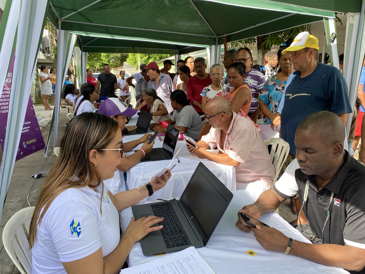 Alexi2Castillo's tweet photo. ¡NO PARAMOS!
A petición de la misma comunidad nuestra oferta social #QUEJATE📣 se expande por la localidad metropolitana.
Una muestra que se puede trabajar en equipo y organizados con líderes comunales y sociales
#elmassocial💙🎯 Por Barranquilla #LaMetroEstaLatiendo🔴🟡🟢 https://t.co/Ly6iuLUdnJ