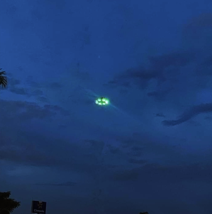 ness_official_'s tweet photo. USUARIO DE #TWITTER CAPTO EN #MERIDA #YUCATAN AYER 25/10/2022 A LAS 8 DE LA NOCHE EN EL ESTACIONAMIENTO DE #CINEPOLIS UN #OVNI LUMINOSO CIRCULAR TIPO ARO AQUI DIFERENTES IMAGENES DEL #UFO #UAPS #StrangeSigns #StrangeLights #TercerMilenio #NoHumano #JaimeMaussan https://t.co/4XUA6xiweC
