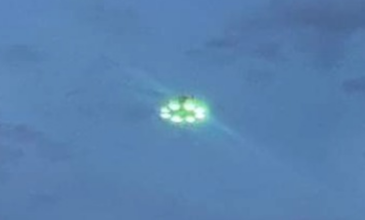 ness_official_'s tweet photo. USUARIO DE #TWITTER CAPTO EN #MERIDA #YUCATAN AYER 25/10/2022 A LAS 8 DE LA NOCHE EN EL ESTACIONAMIENTO DE #CINEPOLIS UN #OVNI LUMINOSO CIRCULAR TIPO ARO AQUI DIFERENTES IMAGENES DEL #UFO #UAPS #StrangeSigns #StrangeLights #TercerMilenio #NoHumano #JaimeMaussan https://t.co/4XUA6xiweC
